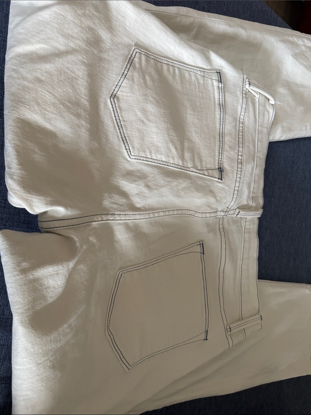 Frame Denim Women’s Straight Jeans in Off-White with Contrast Stitching - Picture 5 of 5
